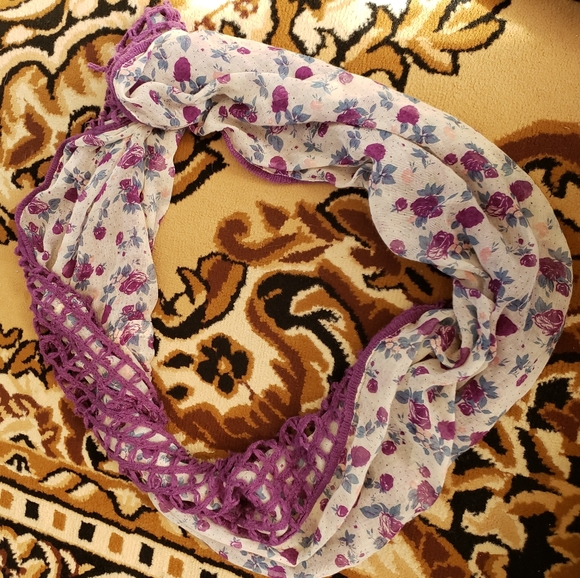 Bubdle of scarfs, 1 blanket, 1 infinity - Picture 2 of 3